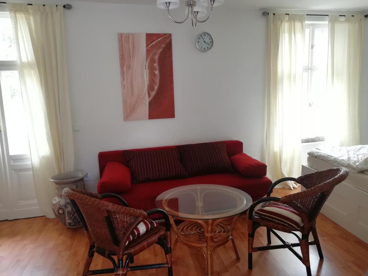 Ehemalige Bibliothek Apartment Fuer 2 Mit Kueche Kamin Netflix Parken Und Hofladen Steinhofel Extérieur photo