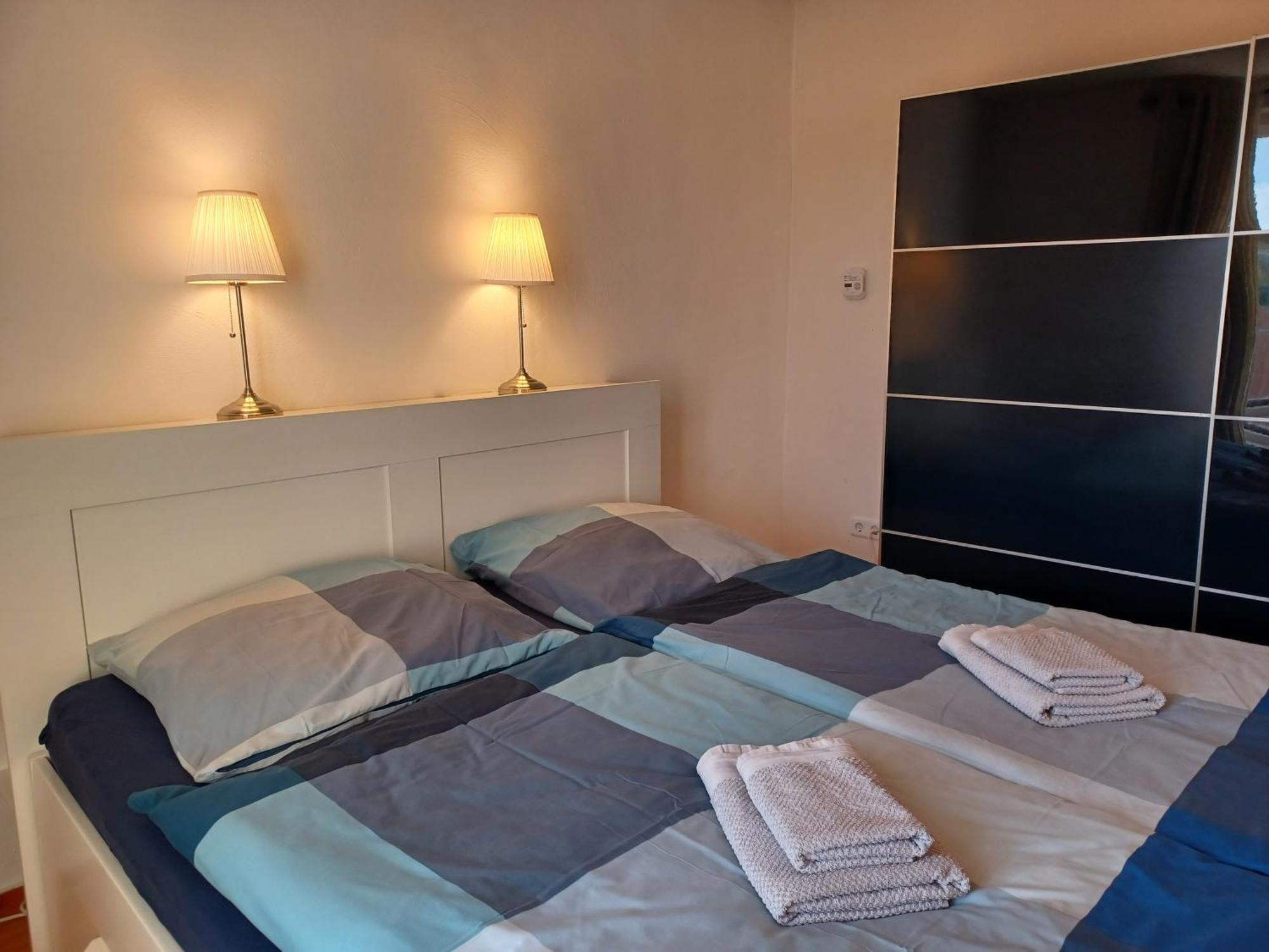 Ehemalige Bibliothek Apartment Fuer 2 Mit Kueche Kamin Netflix Parken Und Hofladen Steinhofel Extérieur photo